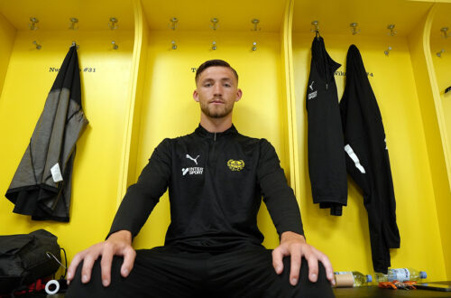 Bild på Noel Törnqvist sittandes i Mjällby AIF:s omklädningsrum.